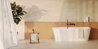 Bañera semi-exenta PALOMA blanca en baño mediterráneo de estilo elegante
