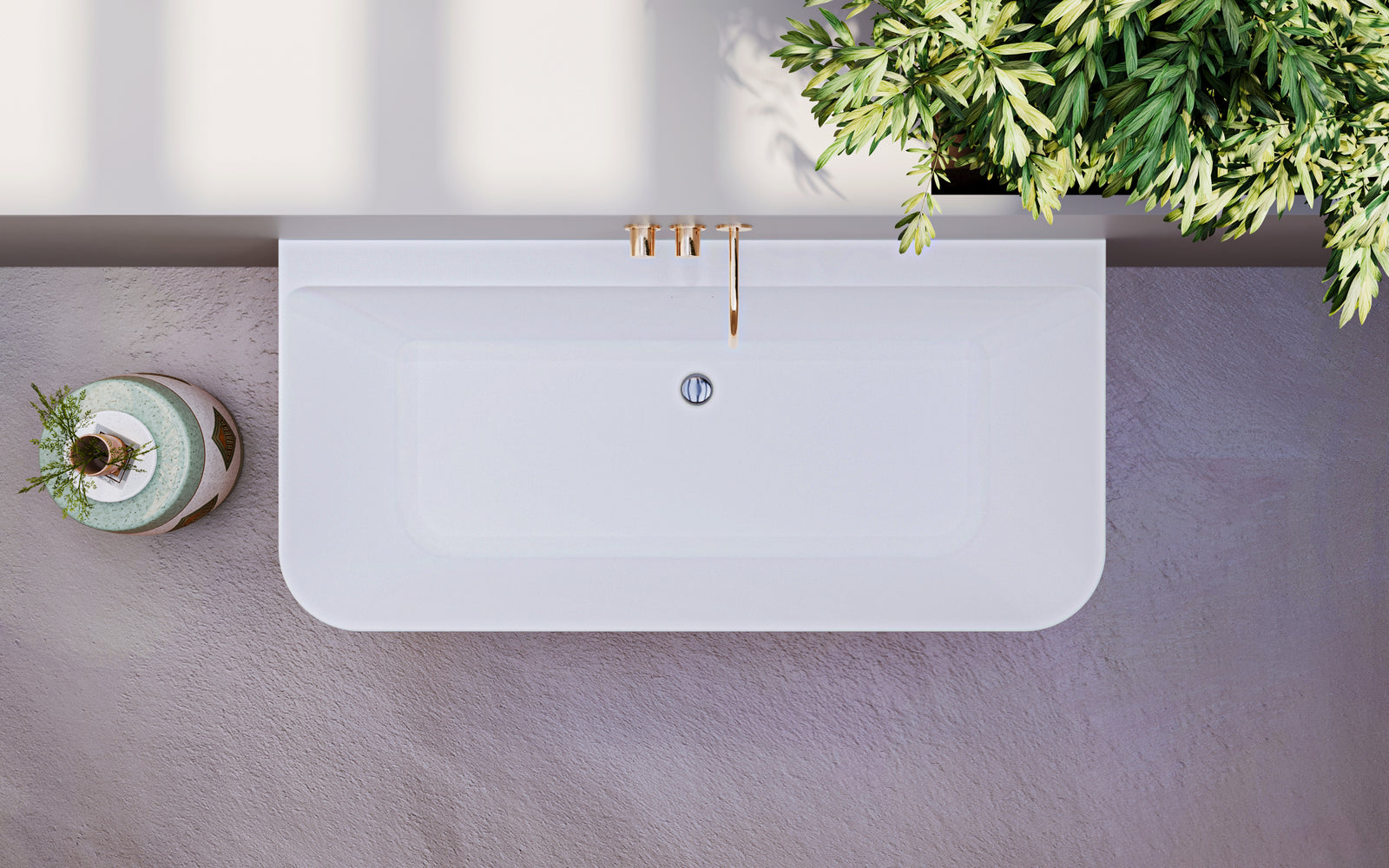 Bañera semi-exenta SERENO blanca ambientada en baño de estilo mediterráneo
