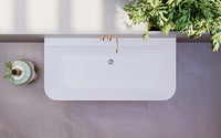Bañera semi-exenta SERENO blanca ambientada en baño de estilo mediterráneo